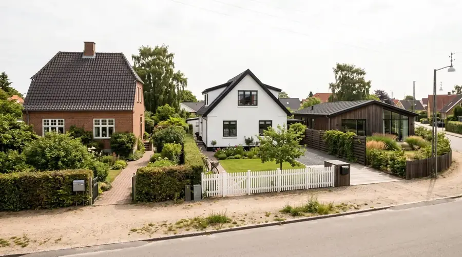 Tre fritliggende huse i række